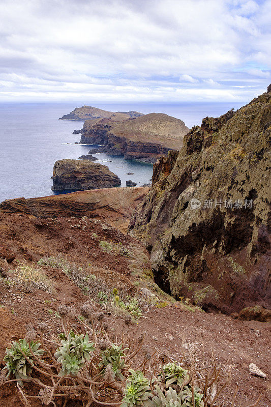 从Ponta do Furado在Ponta de São Lourenço半岛景观马德拉岛在一个阴天的夏天